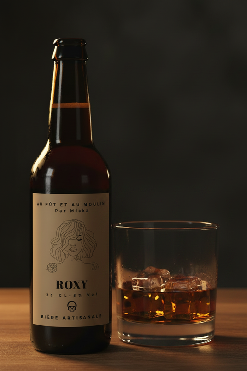 Roxy avec verre de whisky